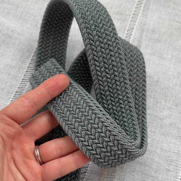 Under Armour NWOT Gray Belt with Silver Buckle - Picture 7 of 9